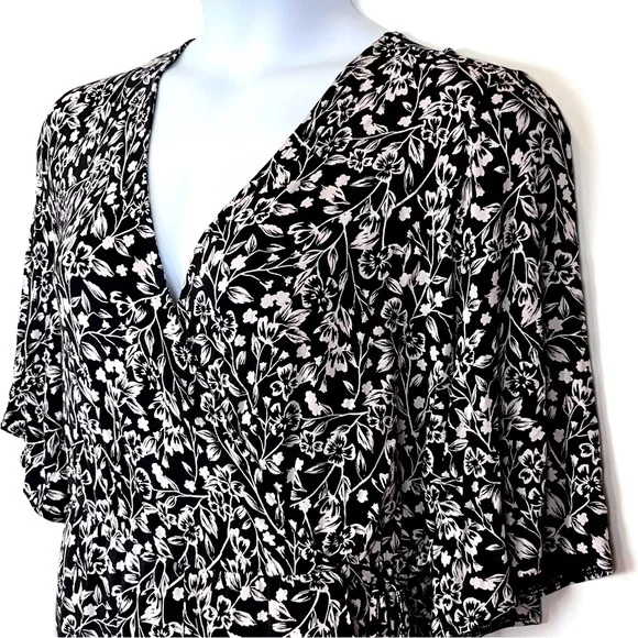 Old Navy Dress Size 3X Waist-Defined Plus-Size Wrap-Front Dress Black Floral - Picture 3 of 14